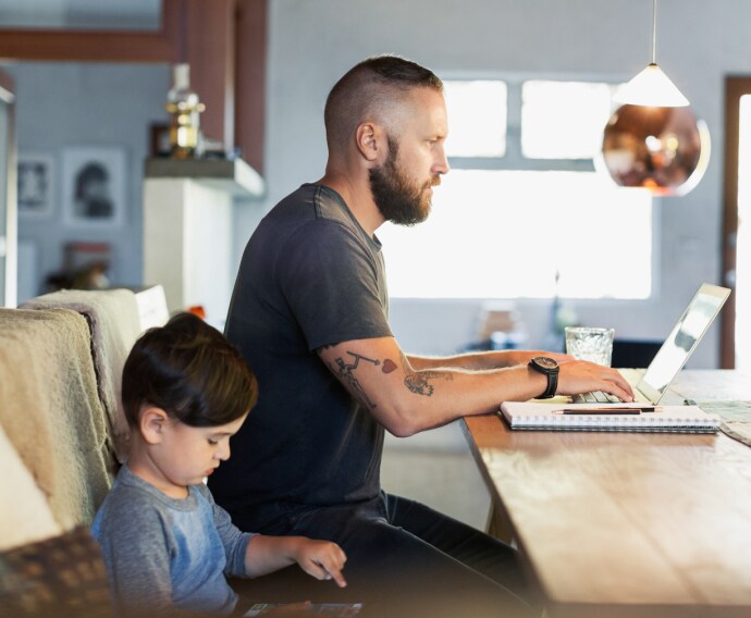 Padre e figlio che utilizzano le tecnologie.